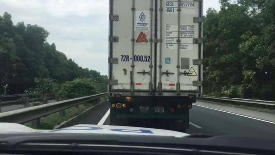 Hình ảnh ô tô tải không nhường đường xe ưu tiên trên cac tốc Pháp Vân - Cầu Giẽ - Ninh Bình được camera ghi lại