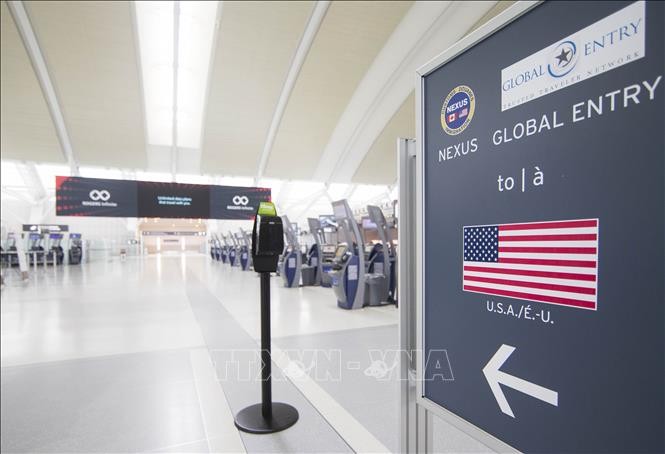 Cảnh vắng vẻ tại khu vực làm thủ tục dành cho hành khách đi Mỹ ở sân bay quốc tế Pearson, Toronto, Canada ngày 18/4/2020. Ảnh: THX/ TTXVN