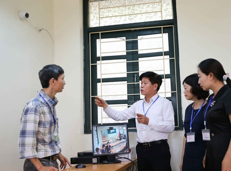 Điểm thi Trường THPT Phan Huy Chú bàn cách chống nóng cho thí sinh
