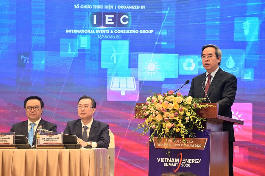 Trưởng Ban Kinh tế Trung ương Nguyễn Văn Bình phát biểu tại diễn đàn. Ảnh: VGP/Nhật Bắc