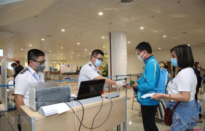 Hành khách khai báo y tế tại Cảng hàng không quốc tế Nội Bài. (Ảnh minh họa)
