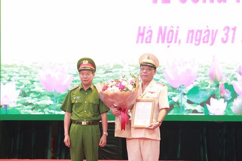 Thượng tướng Lê Quý Vương, Ủy viên TƯ Đảng, Thứ trưởng Bộ Công an trao Quyết định bổ nhiệm chức vụ Giám đốc CATP Hà Nội đối với Thiếu tướng Nguyễn Hải Trung
