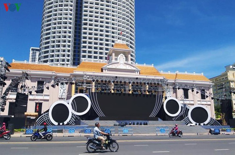 Sân khấu Lễ hội Văn hóa dân gian Khánh Hòa đã hoàn chỉnh tại Quảng trường 2/4. Ảnh: VOV