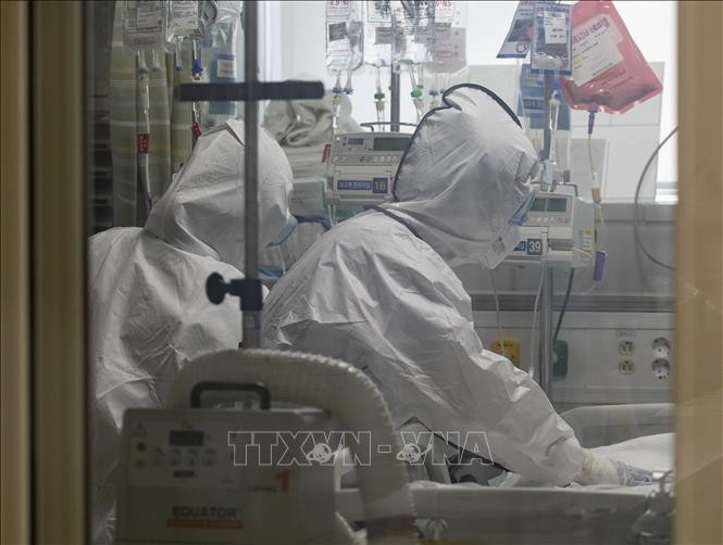 Nhân viên y tế chăm sóc bệnh nhân mắc COVID-19 tại một bệnh viện ở Daegu, Hàn Quốc ngày 18/3/2020. Ảnh: Yonhap/TTXVN