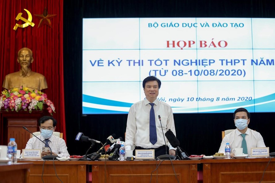 Thứ trưởng Nguyễn Hữu Độ chủ trì buổi họp báo.