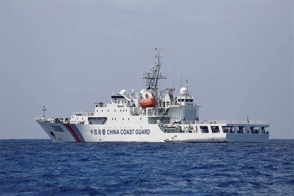 Tàu hải cảnh Trung Quốc ở Biển Đông. Ảnh: Reuters