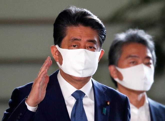 Thủ tướng Nhật Bản Shinzo Abe đeo khẩu trang tại nơi ở của mình ở Tokyo, Nhật Bản, ngày 28/8. (Ảnh: Reuters)