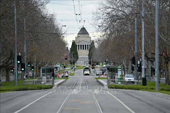  Một tuyến phố ở thành phố Melbourne, Australia vắng bóng người do dịch COVID-19 ngày 3/8/2020. Ảnh: THX/TTXVN