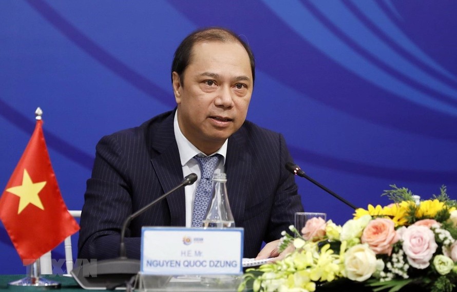 Thứ trưởng Bộ Ngoại giao Nguyễn Quốc Dũng, Trưởng SOM ASEAN Việt Nam trả lời phóng viên các cơ quan báo chí. (Ảnh: Dương Giang/TTXVN)