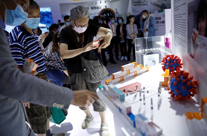 Vắc-xin Covid-19 tiềm năng của Công ty dược phẩm sinh học Sinovac Biotech tại Hội chợ Thương mại Dịch vụ Quốc tế Trung Quốc 2020 ở thủ đô Bắc Kinh hôm 5-9 Ảnh: REUTERS