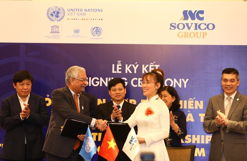 ông Kamal Malhotra và Chủ tịch kiêm Tông Giám đốc Tập đoàn Sovico, và Nguyễn Thị Phương Thảo đã ký kết Biên bản ghi nhớ.