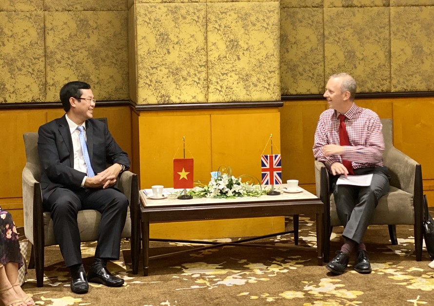 Thứ trưởng Nguyễn Văn Phúc và Đại sứ Anh tại Việt Nam trong buổi gặp. Ảnh: An Nhiên