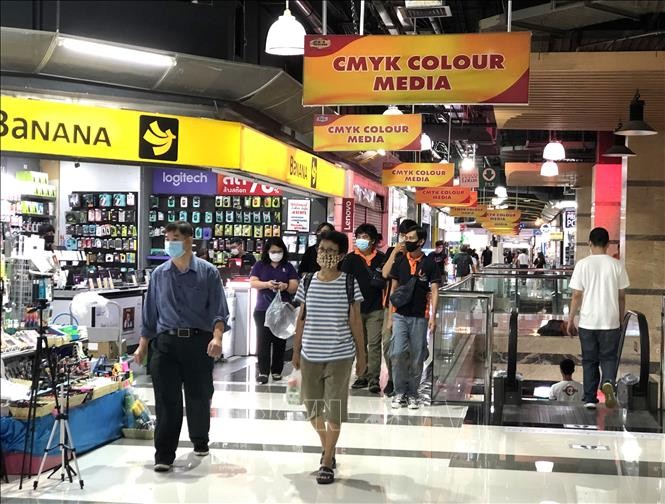 Người dân thủ đô Bangkok đi mua sắm sau khi các biện pháp phong tỏa phòng chống COVID-19 được nới lỏng. Ảnh: Ngọc Quang/TTXVN