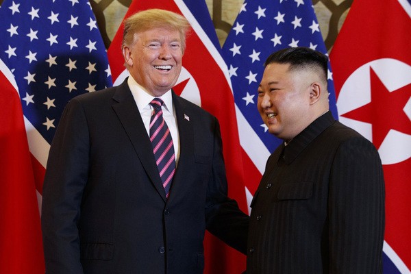 Tổng thống Mỹ Donald Trump và Chủ tịch Triều Tiên Kim Jong-un gặp gỡ trong hội nghị thượng đỉnh lần thứ hai. (Ảnh: AP)