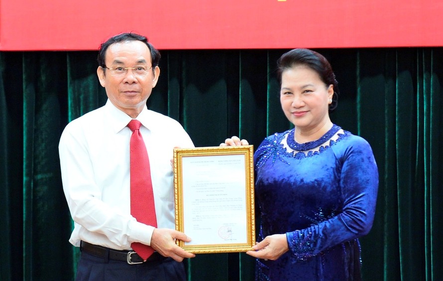 Chủ tịch Quốc hội Nguyễn Thị Kim Ngân trao quyết định cho đồng chí Nguyễn Văn Nên. Ảnh VGP/Mạnh Hùng
