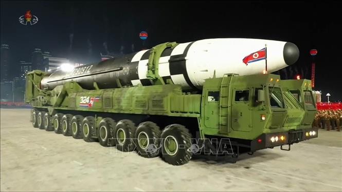 Mẫu tên lửa đạn đạo xuyên lục địa (ICBM) mới của Triều Tiên được giới thiệu trong cuộc duyệt binh kỷ niệm 75 năm thành lập đảng Lao động Triều Tiên tại Bình Nhưỡng ngày 10/10/2020. Ảnh: Yonhap/TTXVN