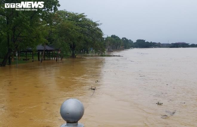 Nước sông Hương đang lên rất cao, nhấn chìm chiếc cầu đi bộ lát gỗ lim siêu sang ở TP Huế.