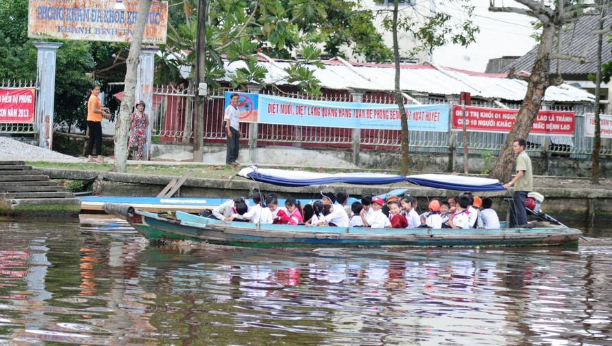 HS huyện Trần Văn Thời (Cà Mau) đến trường bằng đò.