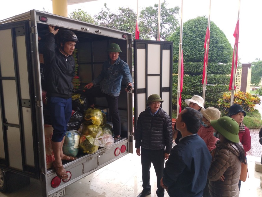 Cán bộ, nhân viên Sở GD&ĐT tỉnh Quảng Bình mang hàng hoá cứu trợ người dân vùng lũ