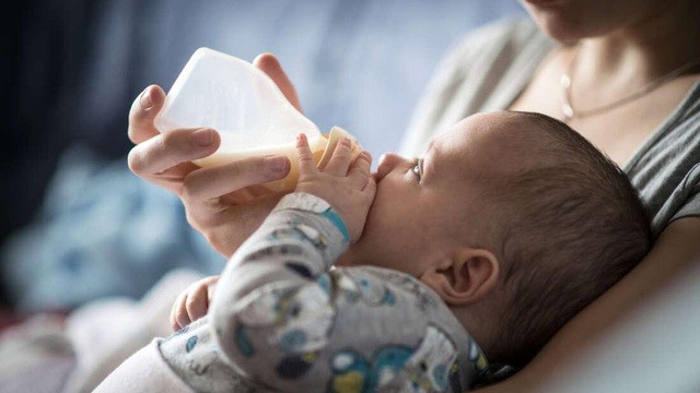 Trẻ sơ sinh có thể đã hấp thụ hàng triệu hạt vi nhựa mỗi ngày từ bình bú