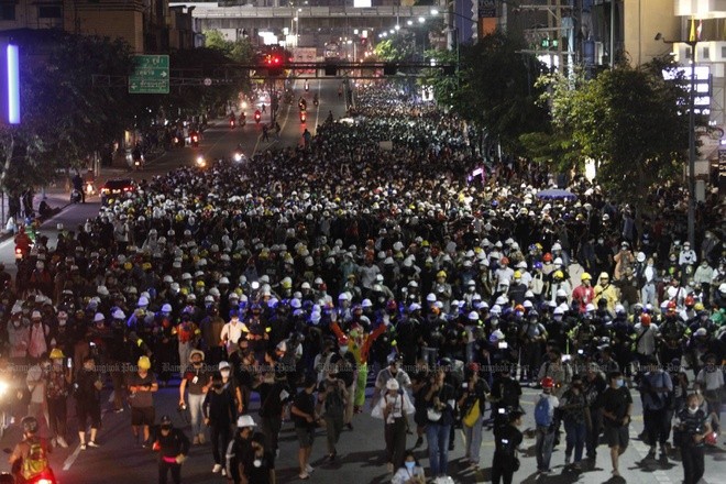 Người biểu tình di chuyển từ Tượng đài Chiến thắng đến trụ sở chính phủ ở Bangkok đêm 21/10. Ảnh: Bangkok Post.