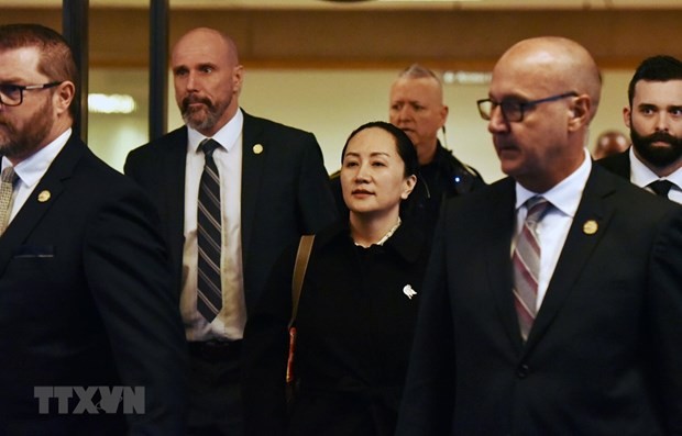 Giám đốc Tài chính (CFO) của Tập đoàn công nghệ Huawei (Trung Quốc) Mạnh Vãn Châu rời khỏi Tòa án Tối cao British Columbia ở Vancouver (Canada) sau phiên xét xử, ngày 23/1/2020. (Ảnh: AFP/TTXVN)