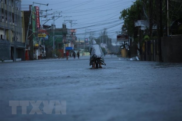 Cảnh ngập lụt do mưa lớn khi bão Goni đổ bộ vào tỉnh Abay, Philippines. (Ảnh: AFP/TTXVN)