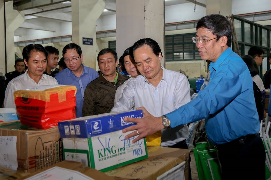 Bộ trưởng Phùng Xuân Nhạ đích thân kiểm tra các kiện hàng đựng sách giáo khoa, vở viết, đồ dùng học tập trước khi gửi cho học sinh miền Trung.
