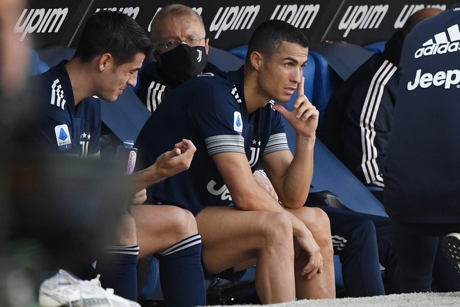 Ronaldo rời sân ở phút 76 trong trận đấu với Lazio vì chấn thương. Ảnh: Reuters.