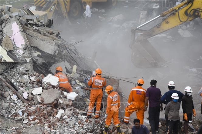 Lực lượng cứu hộ tìm kiếm nạn nhân dưới đống đổ nát của một tòa nhà bị sập ở thị trấn Mahad, Ấn Độ ngày 25/8/2020. Ảnh minh họa: AFP/TTXVN