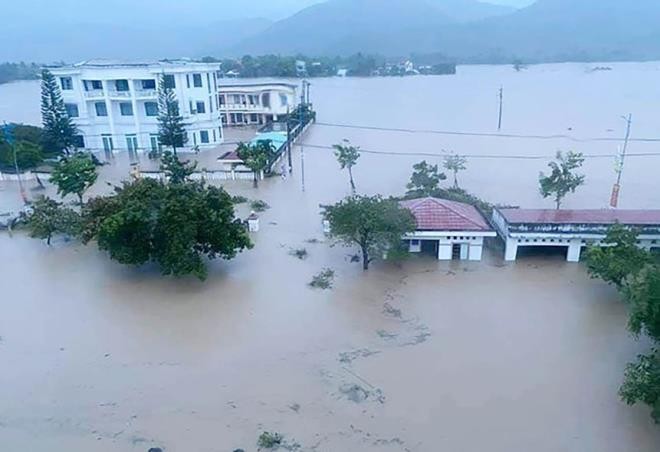 Hàng nghìn ngôi nhà ở Phú Yên chìm trong biển nước do bão số 12.