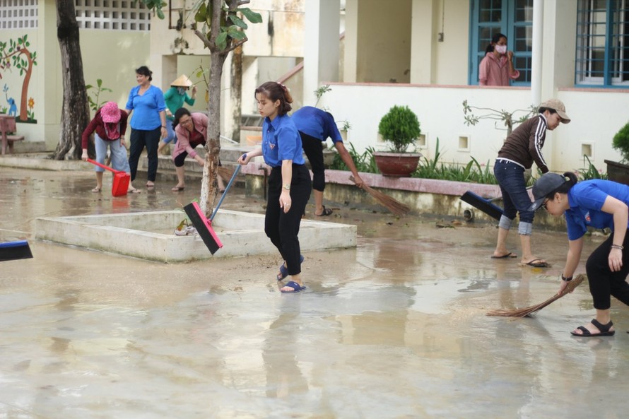 Các trường học ở Bình Định vệ sinh trường lớp sau bão số 12.