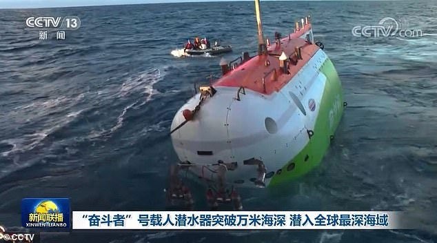 Tàu lặn Trung Quốc lặn xuống khe vực Mariana.