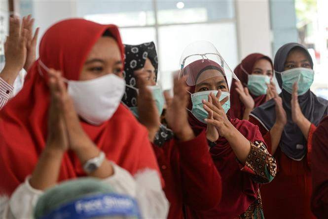 Người dân đeo khẩu trang phòng lây nhiễm COVID-19 tại South Tangerang, Indonesia. Ảnh: THX/TTXVN