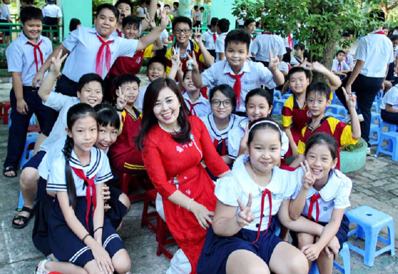 Cô Huỳnh Thị Thu Nguyệt - Hiệu trưởng Trường Tiểu học Núi Thành (Đà Nẵng) cùng HS của trường. Ảnh: Hà Anh
