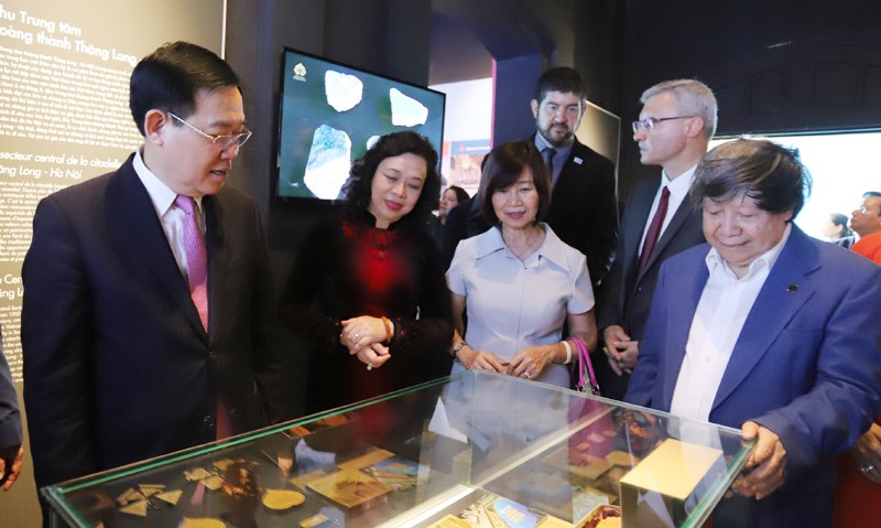 Bí thư Thành ủy Hà Nội Vương Đình Huệ cùng các đại biểu tham quan khu trưng bày một số hiện vật tại Hoàng Thành Thăng Long. Ảnh: Lại Tấn