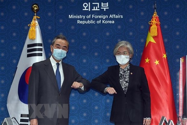 Bộ trưởng Ngoại giao Trung Quốc Vương Nghị (trái) và người đồng cấp Hàn Quốc Kang Kyung-wha (phải) tại cuộc gặp ở Seoul, Hàn Quốc ngày 26/11/2020. (Nguồn: Yonhap/TTXVN)