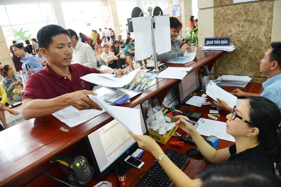Doanh nghiệp và người dân làm thủ tục thuế tại Cục Thuế TP HCM - Ảnh: Hoàng Triều