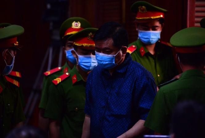 Cựu Bộ trưởng GTVT - bị cáo Đinh La Thăng tại phiên tòa sáng nay 16/12. Ảnh: Tân Châu.