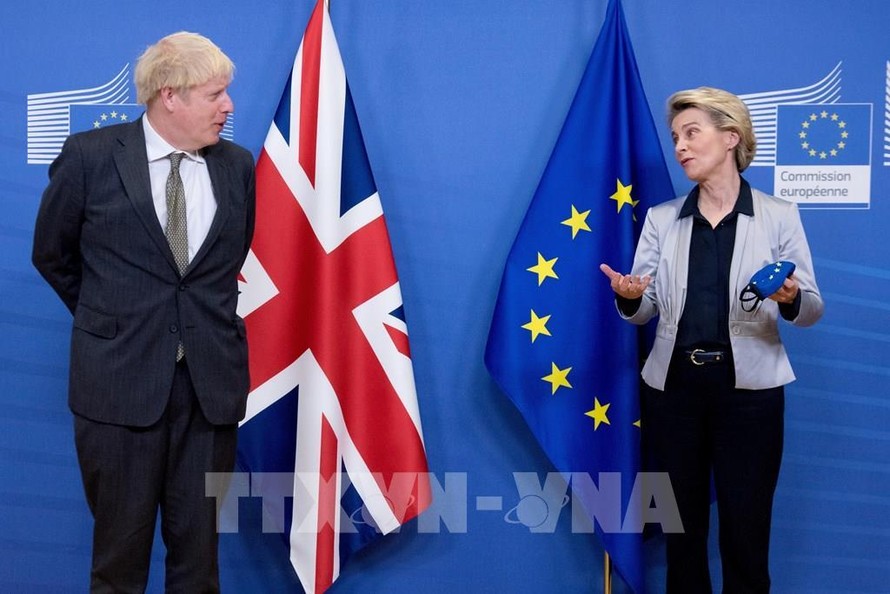 Chủ tịch Ủy ban châu Âu (EC) Ursula von der Leyen (phải) và Thủ tướng Anh Boris Johnson trong cuộc gặp tại Brussels, Bỉ, ngày 9/12/2020. Ảnh: THX/TTXVN 