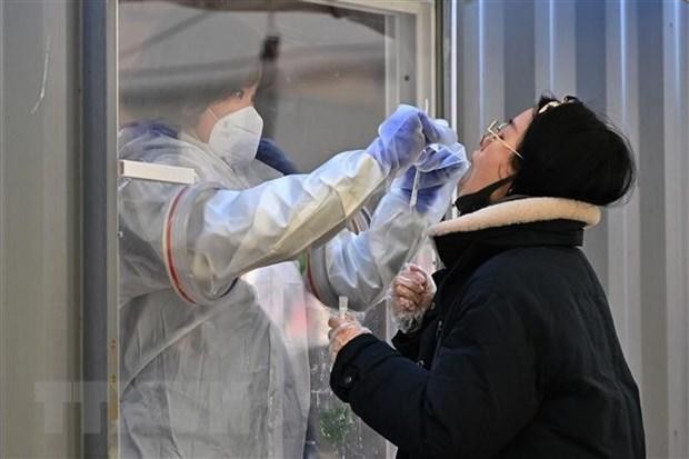 Nhân viên y tế lấy mẫu xét nghiệm COVID-19 tại Seoul, Hàn Quốc, ngày 16/12/2020. (Nguồn: AFP/TTXVN)