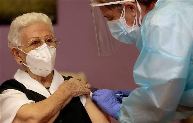 Nhân viên y tế tiêm vaccine phòng COVID-19 cho người dân tại Guadalajara, Tây Ban Nha, ngày 27/12/2020. Ảnh: AFP/TTXVN