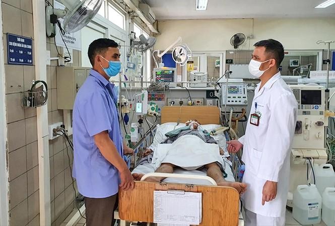 Bác sĩ Nguyễn Trung Nguyên thăm khám bệnh nhân ngộ độc rượu