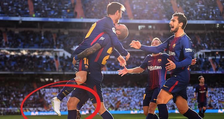 Messi ăn mừng bàn thắng sau khi kiến tạo cho đồng đội dù một chân bị tuột giày. Ảnh: DM