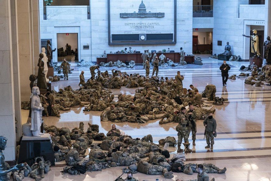 Vệ binh Quốc gia nằm ngủ la liệt trên sàn nhà ở Điện Capitol. Ảnh: AP.