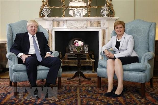 Thủ tướng Anh Boris Johnson (trái) và Thủ hiến Scotland Nicola Sturgeon (phải) tại cuộc gặp ở Edinburgh ngày 29/7/2019. (Ảnh: AFP/TTXVN)