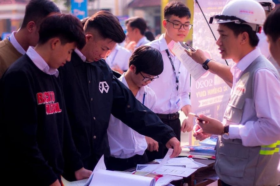 Học sinh trường THPT Nguyễn Du (Bình Phước) tìm hiểu thông tin về các ngành nghề. Ảnh: Sở GD&ĐT Bình Phước.