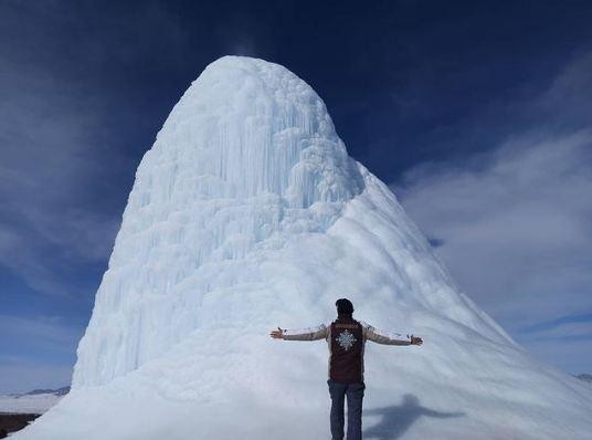 Ngọn núi lửa băng độc đáo ở Kazakhstan.