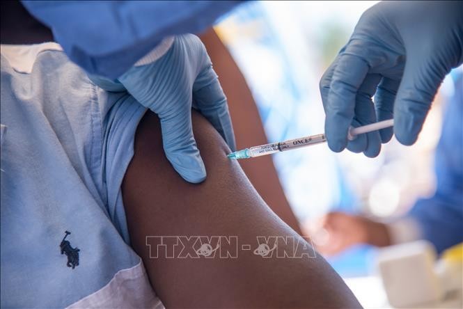 Tiêm vaccine ngừa bệnh do virus Ebola. Ảnh: AFP/TTXVN