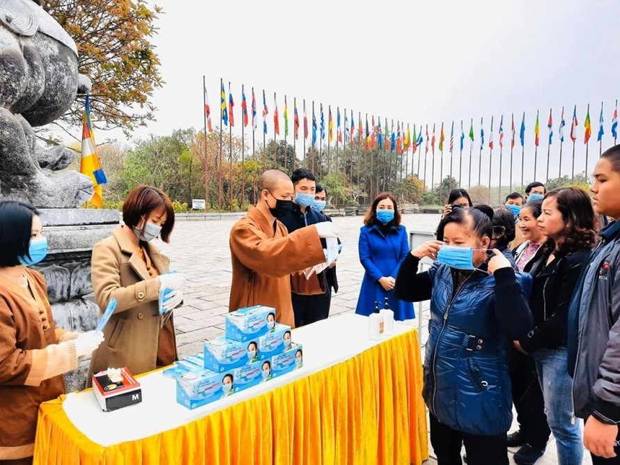 Chùa Tam Chúc tổ chức phát khẩu trang và xịt tay khử khuẩn cho người dân trong mùa dịch covid - 19 năm 2020. Ảnh minh họa